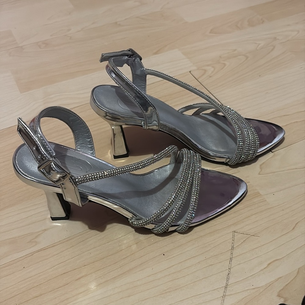 Elegant Silver Strappy Women's Heels - Picture 1 of 4